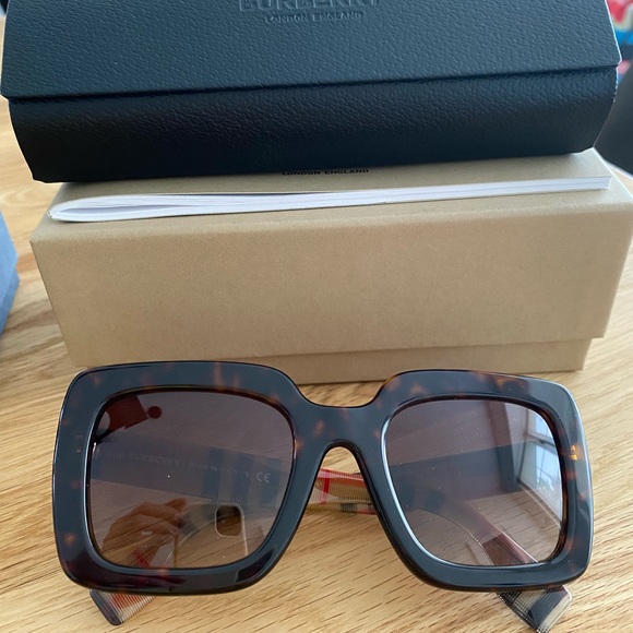 Burberry Accessories - Burberry sunglasses